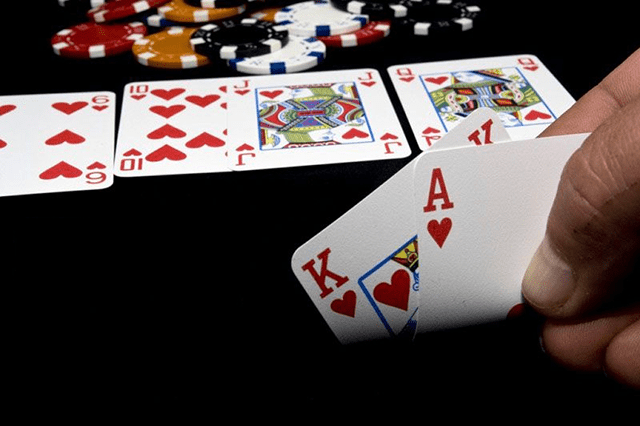 Mối quan hệ chặt chẽ không thể tách rời của Poker và các nhà cái