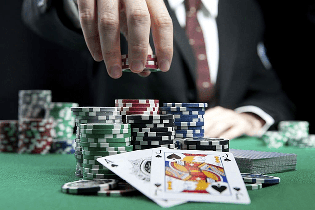 Blackjack trực tuyến với người chia bài trực tiếp có đáng để chơi không?