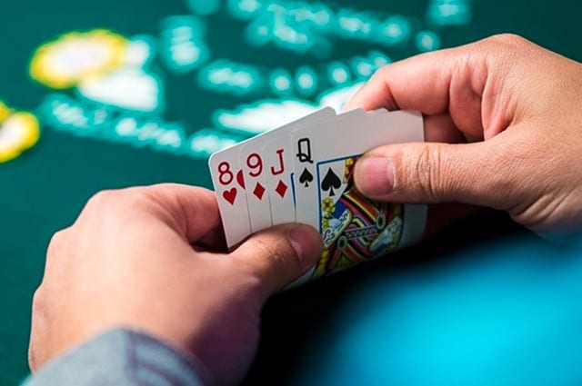 Mẹo chơi Poker khiến đối thủ bối rối khiếp sợ bạn