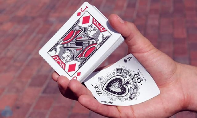 Chỉ ra 2 chiến thuật chơi Blackjack quan trọng để chiến thắng nhà cái